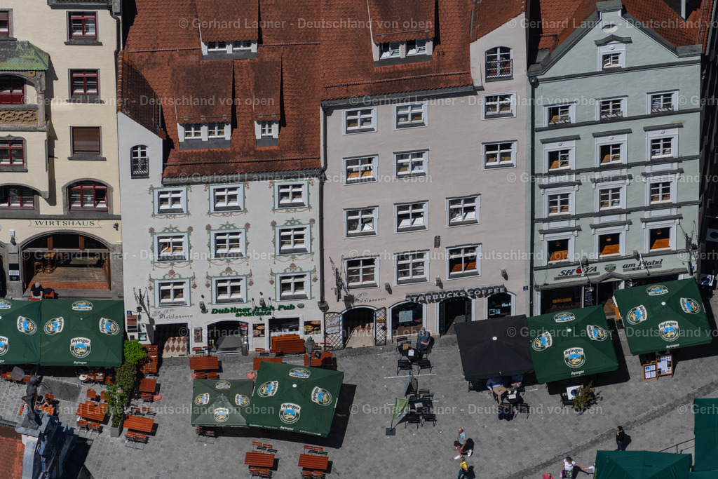 4031174 | MüNCHEN 12.06.2020 Wohn- und Geschäftshäuser mit Restaurants und Sitzplätzen der Außengastronomie am Platzl in der Altstadt in München im Bundesland Bayern, Deutschland. // Residential and commercial buildings with restaurants and outdoor seating areas on Platzl in the old town in Munich in the state Bavaria, Germany. Foto: Gerhard Launer