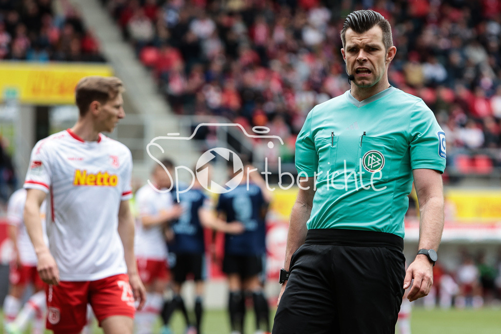 SSV Jahn Regensburg - Hamburger SV | Schiedrichter Alexander SATHER in Aktion / Freisteller / EInzelfoto / DFL REGULATIONS PROHIBIT ANY USE OF PHOTOGRAPHS AS IMAGE SEQUENCES AND/OR QUASI-VIDEO