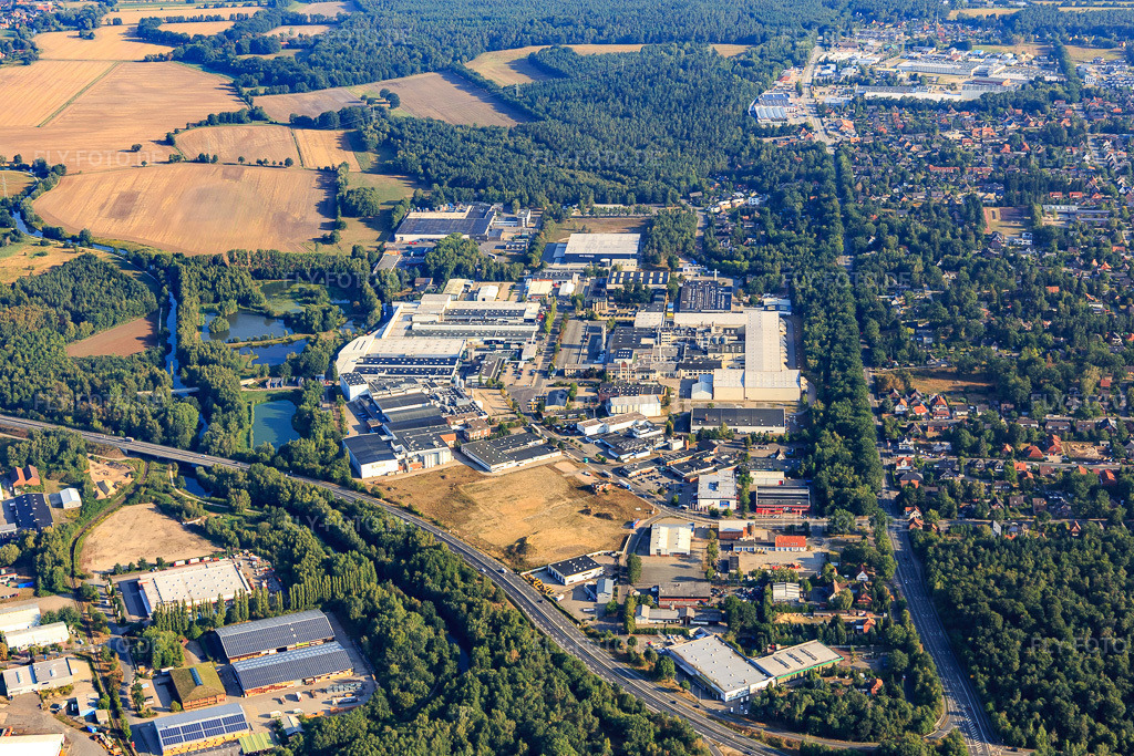 Luftbild: Industriegebiet Lüner Rennbahn mit DE-VAU-GE Gesundkostwerk Deutschland GmbH, ROY ROBSON LOGISTIK GmbH & Co. KG und Yanfeng Global Automotive Interior Systems Co., Ltd. in Lüneburg im Bundesland Niedersachsen in Deutschland.Foto: IMG_110406.jpg vom 18.08.2018 durch Werner Riehm/FLY-FOTO.deDE-VAU-GEROY ROBSONExperience in Motion | Yanfeng Corporate Website