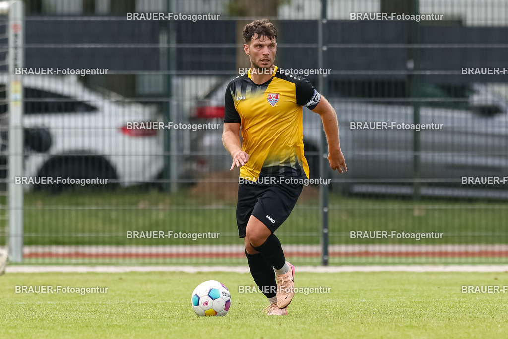 1_SVSKFC_20250726_0935.JPG -  - SV Schermbeck - KFC Uerdingen  - Testspiel | Schermbeck, Deutschland, 26.07.25: Ole Päffgen (KFC Uerdingen) in Aktion, am Ball, Einzelaktion während des Testspiel Spiels zwischen SV Schermbeck - KFC Uerdingen  in der Volksbank Arena am 26. July 2025 in Schermbeck, Deutschland. (Foto von Stefan Brauer/Brauer-Fotoagentur)