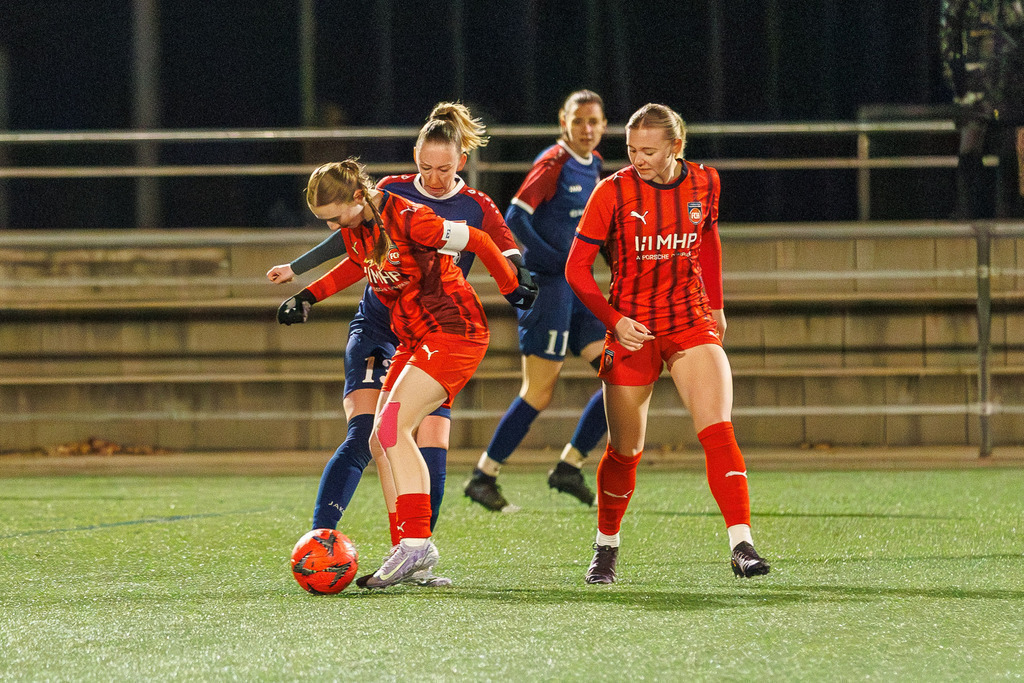 FCHFCE_251121_0435 | 1.FC Heidenheim 1846 II vs. FC Ellwangen II, Fußball, Frauen, Bezirksliga, 2025/2026, 10. Spieltag, 22.11.2025 in Heidenheim, Kunstrasen b. Voith-Arena West, Flutlichtspiel(Foto: Michael Bulling) - Realisiert mit Pictrs.com