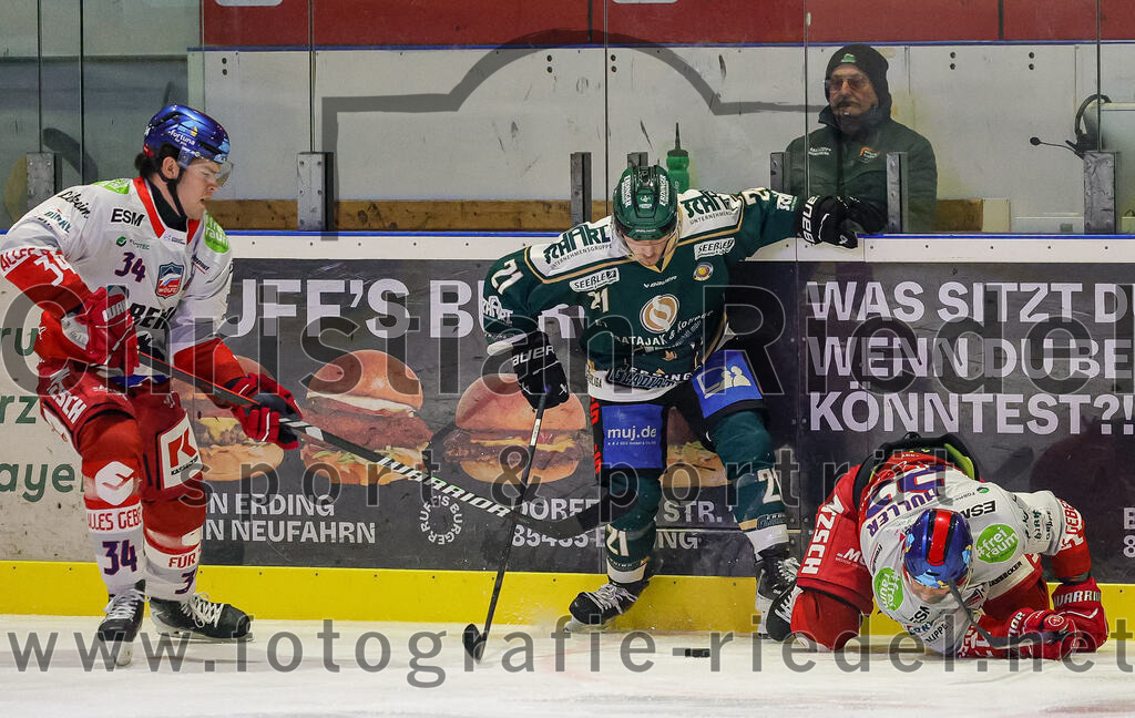 2025-11-16_103_TSV_Erding_gegen_Selber_Woelfe | Erding, Deutschland, 16.11.2025:Eishockey, Oberliga Süd 2025 / 2026, 17. Spieltag, TSV Erding gegen Selber Wölfe, Endergebnis: 3:1Philip Rubin (Selber Wölfe, #34), Erik Modlmayr (Erding Gladiators, #21), Dominik Müller (Selber Wölfe, #22)Foto: Christian Riedel / fotografie-riedel.net