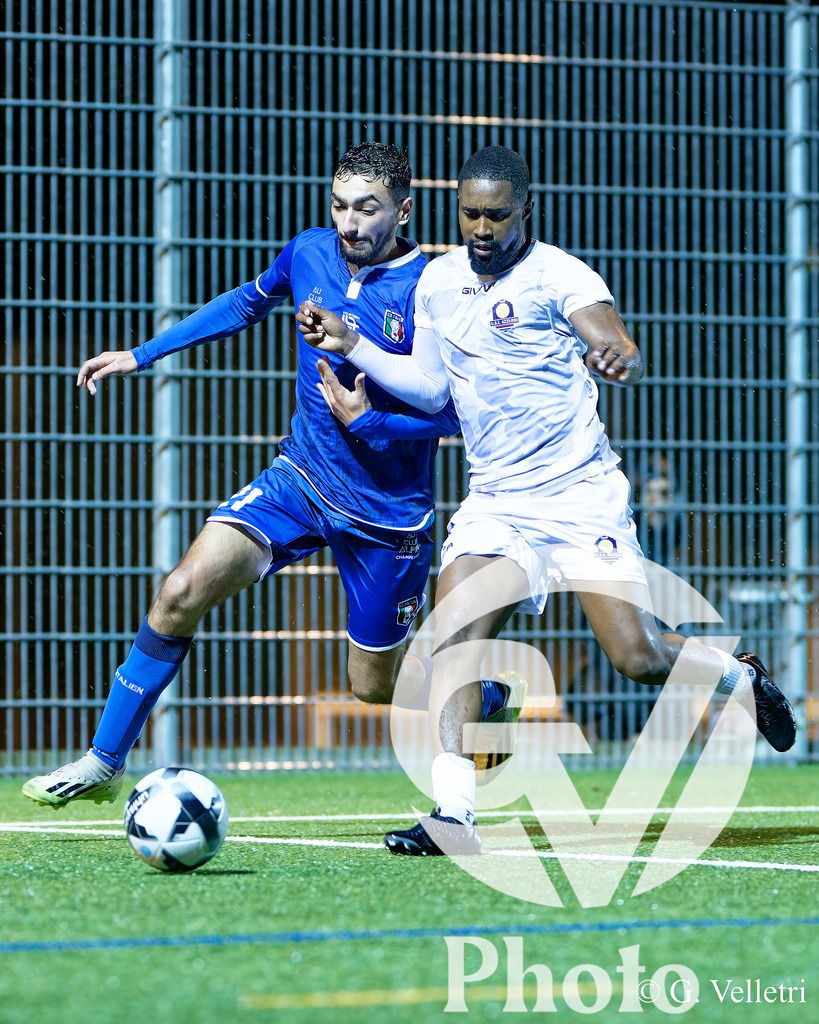 2eme ligue - CS Italien - USI Azzurri | Alioune Ndiaye (11 USI Azzurri) et Massinissa Menacer (21 CS Italien) duel pour le ballon durant le match de 2eme ligue entre CS Italien et USI Azzurri au Stade du Bois-de-la-Bâtie à Petit-Lancy, Suisse