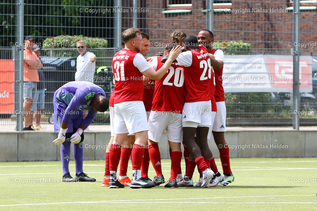 NH_KlubKosova_HarburgerSC_Testspiel_HarburgPokal_21072024 | Jubel über das 1:1 für den Harburger SC durch #17 Dennis Streib.Fußball I Herren I Testspiel (Harburg-Pokal) I Saison 2024-2025 I Klub Kosova - Harburger SC I 21.07.2024 I Sportplatz Alter Postweg