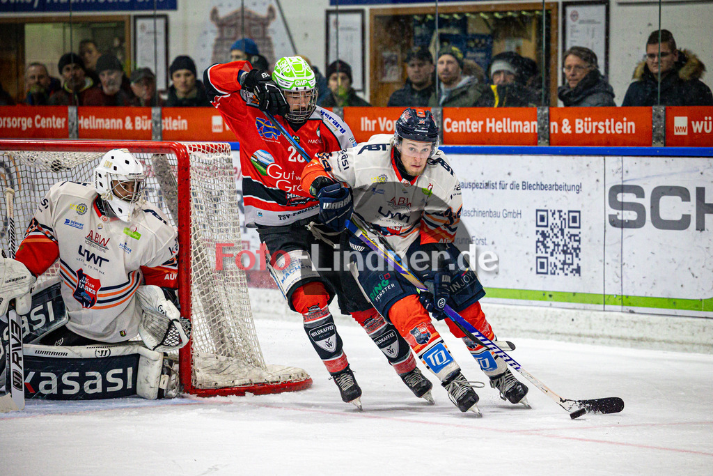 TSV Peißenberg MINERS gegen ESC Kempten SHARKS | Eishockey Bayernliga Herren Pre-Playoffs 2024/25, TSV Peißenberg MINERS gegen ESC Kempten SHARKS, 20250131,Zweikampf zwischen Denis DEGENSTEIN (MINERS 28) und Michel LIMBÖCK (SHARKS 34),2025-01-31 in Peißenberg (Eisstadion Peißenberg)Denis DEGENSTEIN (MINERS 28), Michel LIMBÖCK (SHARKS 34)Copyright: WolfgangxLindner foto-lindner.de