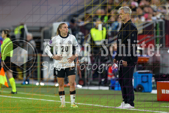 Deutschland vs Frankreich - Halbfinale - UEFA Women's Nations League | Düsseldorf, Deutschland, 24.10.25:   Elisa Senß ( Deutschland ) redet mit Nationaltrainer Christian Wück ( Deutschland ) waehrend des Halbfinals der UEFA Women's Nations League zwischen Deutschland vs Frankreich in der Merkur-Spiel-Arena(Foto von Brauer-Fotoagentur / Adrian Schlueter)