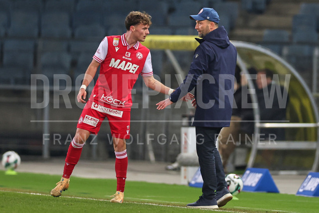 Austrian Bundesliga: Grazer AK 1902 vs LASK | GRAZ, AUSTRIA, 13.DEC.25 - SOCCER - ADMIRAL Bundesliga, Grazer AK 1902 vs LASK. The image shows Thomas Schiestl (GAK) become instructions from head coach Ferdinand Feldhofer (GAK).