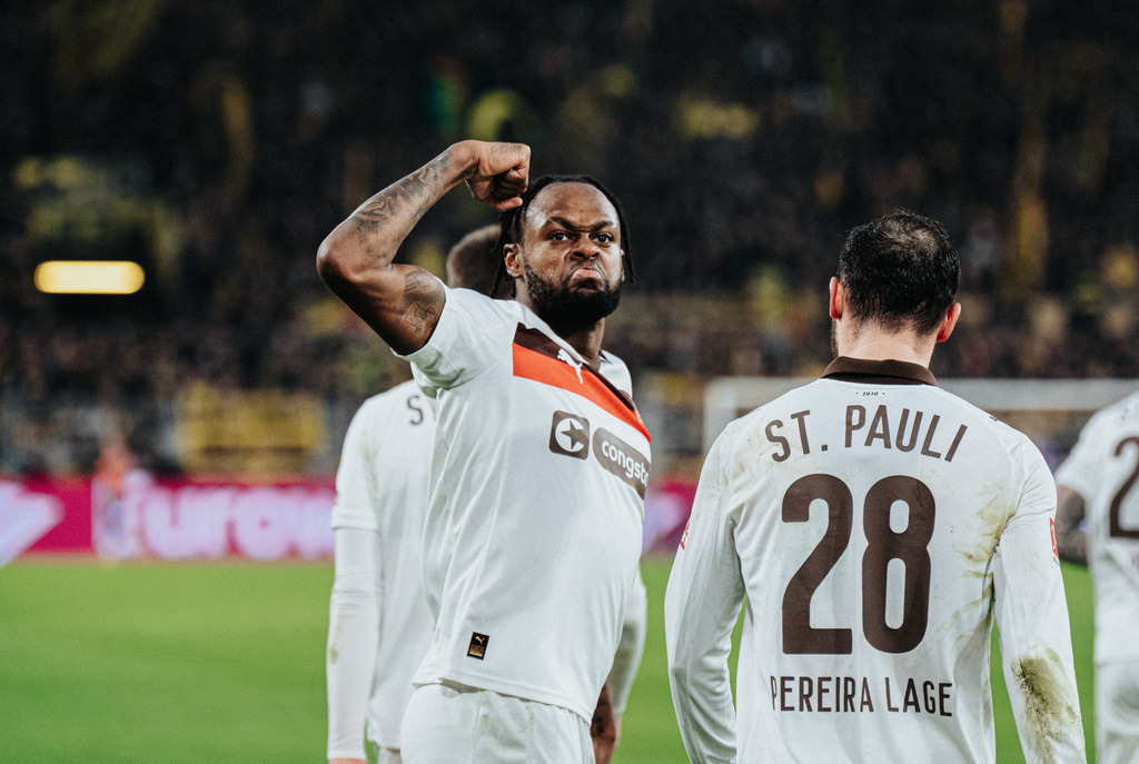 FCS08707 | Der offizielle Shop für FC St. Pauli Fotos. Wähle aus Spielszenen & Fanmomenten dein FCSP Wunschformat. Wir liefern Millerntor-Atmosphäre.