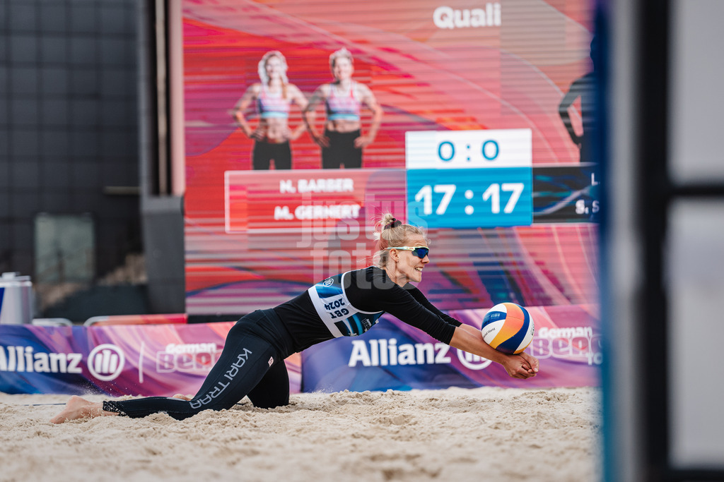 Beachvolleyball | Frauen | German Beach Tour 2024 | Tourstop Bremen | 06.06.2024 | Sarah Schneider springt zum Ball