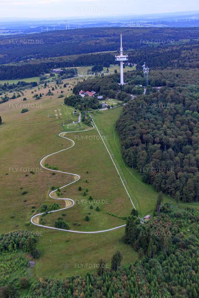 Luftbild: Sommerrodelbahn Hoherodskopf im Ortsteil Breungeshain in Schotten im Bundesland Hessen in Deutschland. – Foto: IMG_68325.jpg vom 20.06.2014 durch Werner Riehm/FLY-FOTO.de – Auflösung des Originals: 3168 x 4752 px – Ski- und Rodelarena Hoherodskopf Sommerrodelbahn ✓