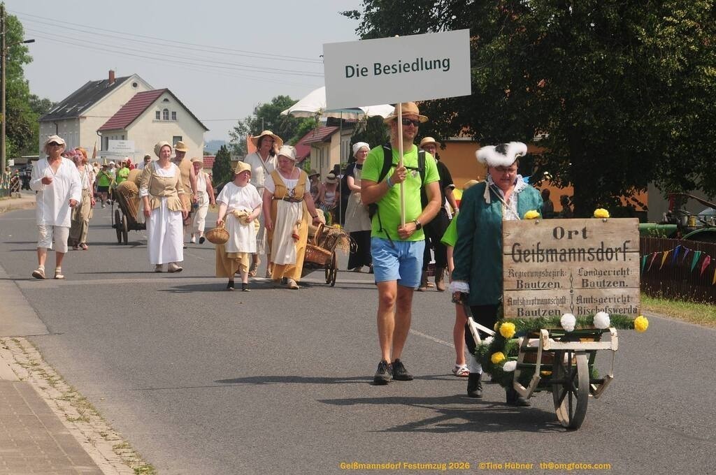 Geißmannsdorf-2026-Festumzug-067 | Festumzug in Geißmannsdorf bei Bischofswerda im Juni 2026. Fotografische Eindrücke und Momentaufnahmen vom Festumzug anläßlich des 800-jährigen Bestehens von Geißmannsdorf - mit Teilnehmern und Gästen, Strohpuppen und geschmückten Vorgärten und Grundstücken - Realisiert mit Pictrs.com