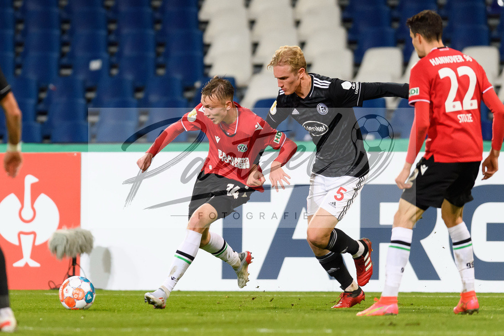 H96DUS20211027_028 | Fussball, Herren: Maximilian Beier (Hannover 96) und Christoph Klarer (Fortuna Duesseldorf) im Zweikampf bei dem Spiel der 2. Runde im DFB-Pokal zwischen Hannover 96 und Fortuna Duesseldorf in der HDI-Arena am 27.10.2021 in Hannover, Deutschland.DFB / DFL REGULATIONS PROHIBIT ANY USE OF PHOTOGRAPHS AS IMAGE SEQUENCES AND/OR QUASI-VIDEO. - Realisiert mit Pictrs.com
