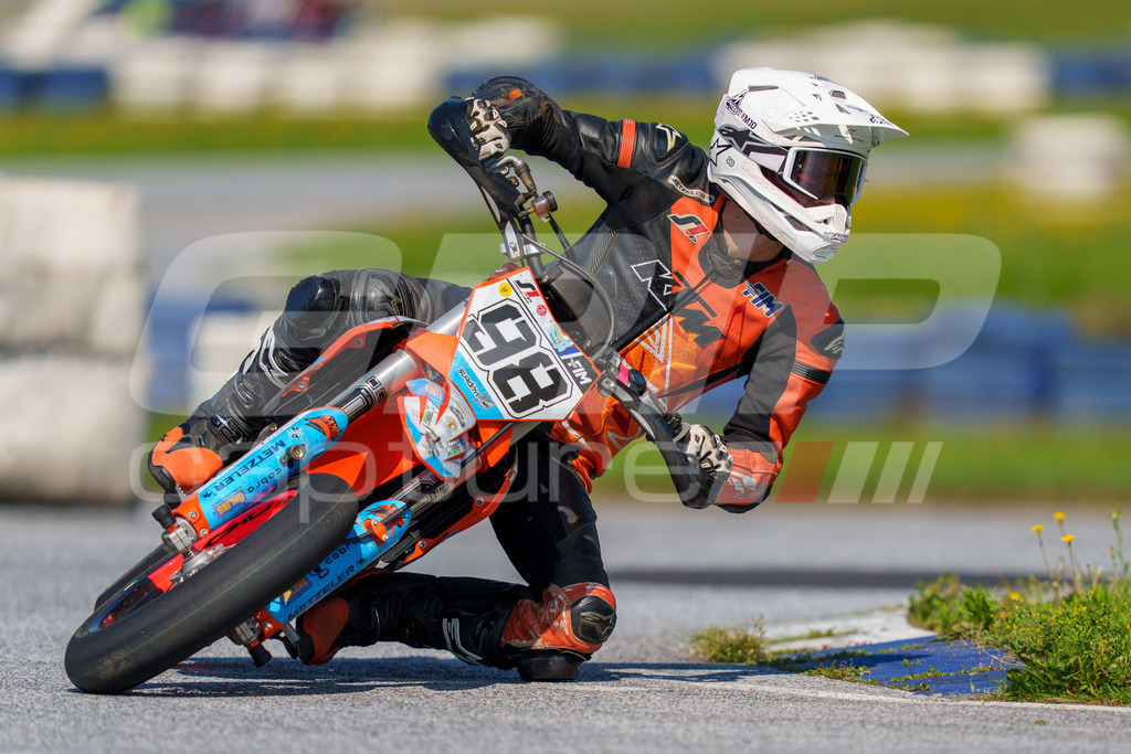 SuperMoto_Staatsmeisterschaft_Greinbach_263 | GRIPcapture steht für authentische Sportfotografie in Österreich – für Momente, die mehr sind als Geschwindigkeit oder Ergebnis. Es geht um Emotion, Spannung, Fokus und den Augenblick, der oft nur einen Wimpernschlag dauert.Ob Motorsport, Teamsport oder 