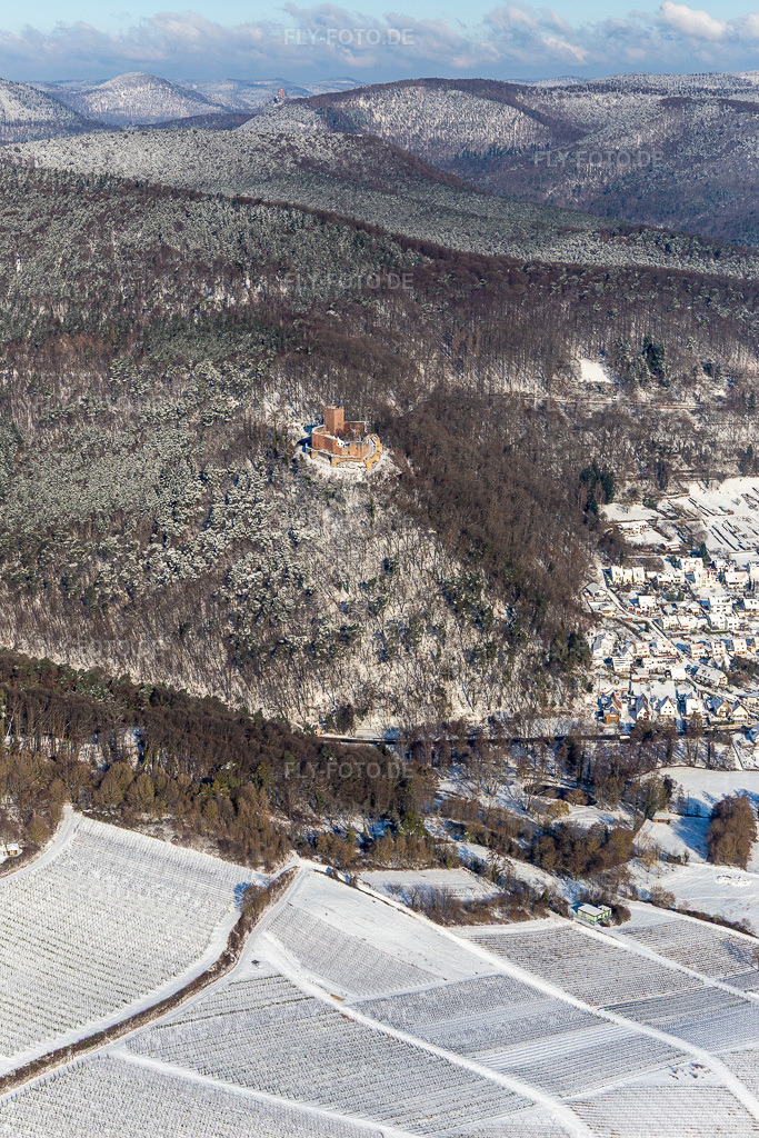 Luftbild: Winterluftbild im Schnee von Burg Landeck in Klingenmünster im Bundesland Rheinland-Pfalz in Deutschland. Foto: IMG_124419.jpg vom 11.02.2021 durch Werner Riehm/FLY-FOTO.de