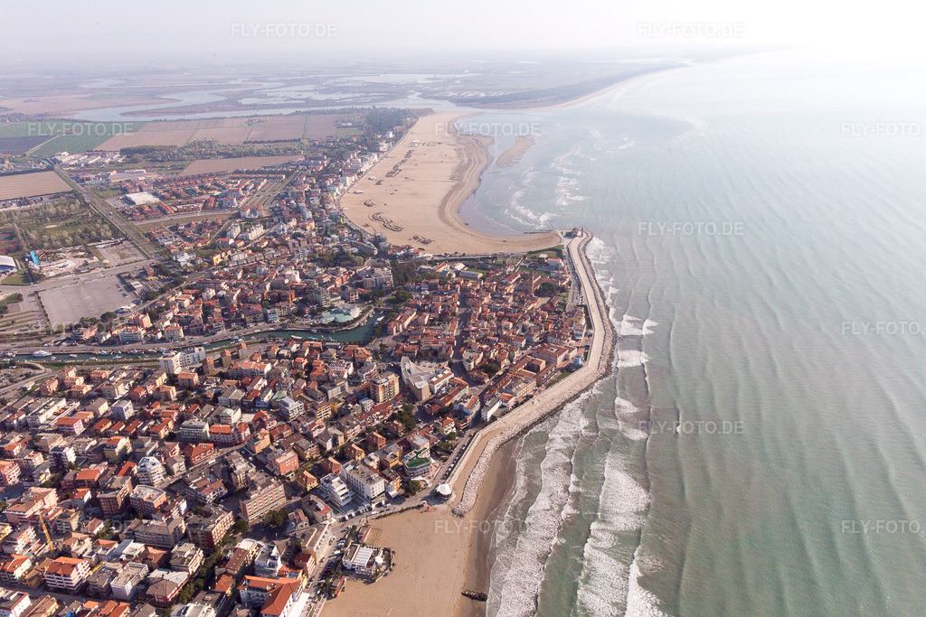 Luftbild: Ortsansicht in Caorle im Bundesland Venetien in Italien. Foto: IMG_097989.jpg vom 03.04.2017 durch Werner Riehm/FLY-FOTO.de