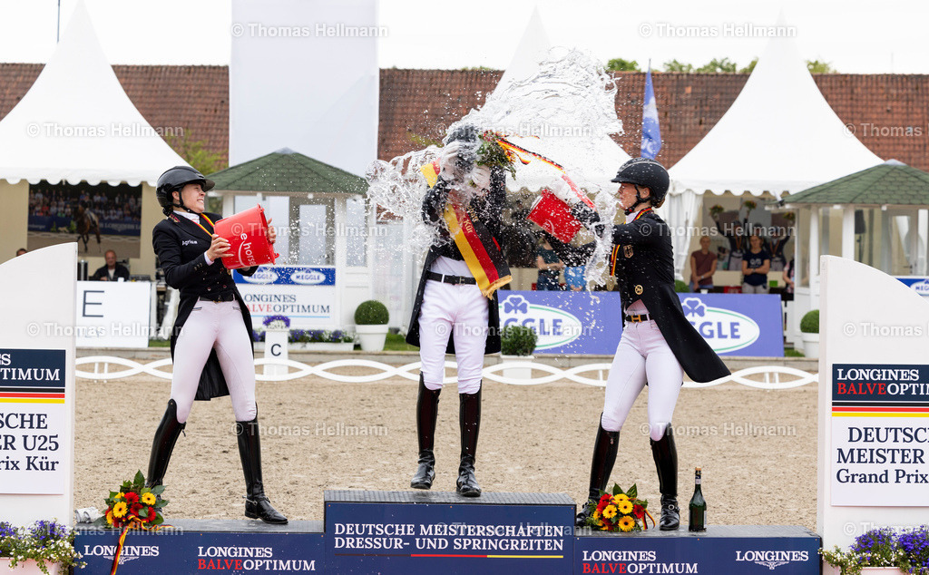 TH_61-TREFFINGER Moritz (GER)_ Cadeau Noir 2_ 491-SCHOELERMANN Anna (GER)_ Springborgs Guardian_ 515-WULFFEN Elisabeth von (GER)_ Triple A_31144 | Longines Balve Optimum 2025 am 15.06.25 in Balve, Schloss Wocklum, 61TREFFINGER Moritz (GER), Cadeau Noir 2, 491SCHOELERMANN Anna (GER), Springborgs Guardian, 515WULFFEN Elisabeth von (GER), Triple A