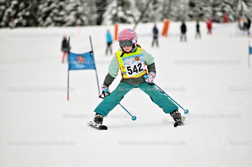 SRF_20.02.2026_0476 | Skirennfotos,Serfaus,Fiss,Ladis,Kinderskirennen,Winter,Tirol,Oberland,skirace,SFL,feelfree,weil wir's genießen,ski,Ski,skifahren,Sonnenplateau, - Realisiert mit Pictrs.com