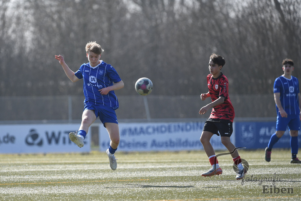 FC Rastede-JFV Leer | Bezirksliga B-Jugend; FC Rastede (blau)-JFV Leer (rot) am 08.03.2025; in Rastede (Sportanlage Köttersweg), Photo: Philip Eiben 2025 - Realisiert mit Pictrs.com
