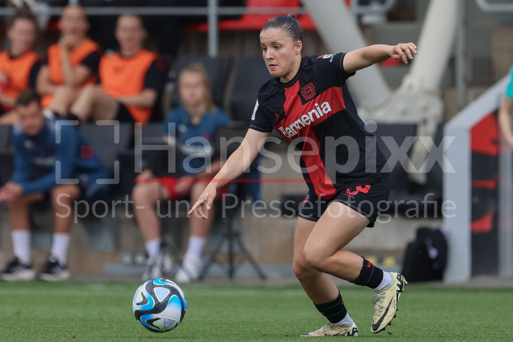 Fussball, Google Pixel Frauen-Bundesliga, Bayer 04 Leverkusen - SV Werder Bremen | v.li.: Estrella Merino Gonzalez (Bayer 04 Leverkusen, 20) am Ball, Freisteller, Einzelbild, Ganzkörper, Aktion, Action, Spielszene, DIE DFB-RICHTLINIEN UNTERSAGEN JEGLICHE NUTZUNG VON FOTOS ALS SEQUENZBILDER UND/ODER VIDEOÄHNLICHE FOTOSTRECKEN. DFB REGULATIONS PROHIBIT ANY USE OF PHOTOGRAPHS AS IMAGE SEQUENCES AND/OR QUASI-VIDEO.