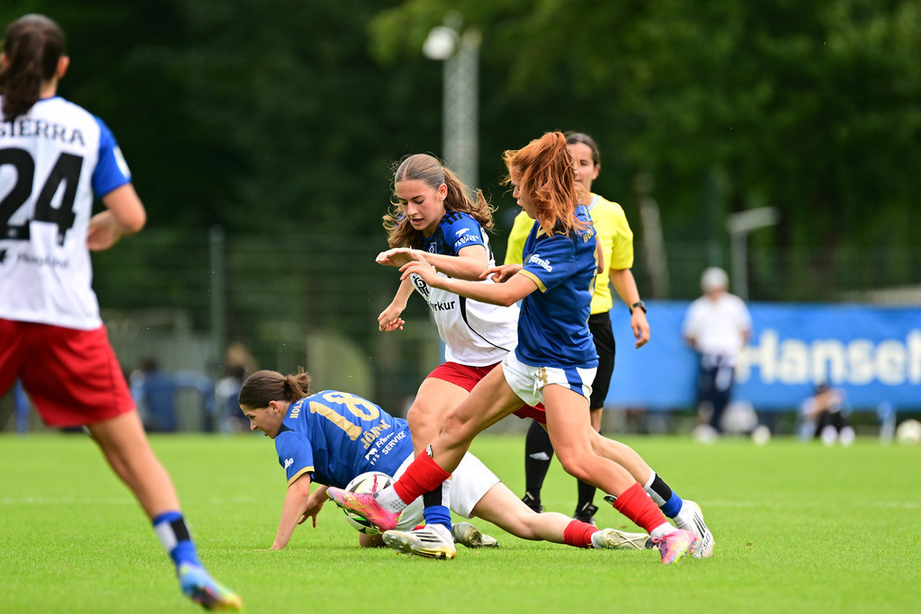 Fußball I Frauen I Saison 2025-2026 I Testspiel I Hamburger SV - Holstein Kiel | Amber Milena Mihajlovic (18, Holstein Kiel) Leni Marie Eggert (29, Hamburger SV) Zoe Luisa Tolksdorf (14, Holstein Kiel) - Realisiert mit Pictrs.com