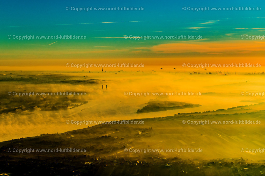 Hamburg_Hanskalbsand_ELS_0871031118 | JORK 03.11.2018 Sonnen Aufgang über der Landschaft des mit Hochnebel bedeckten Elbinsel entlang des Elbe- Flußverlaufes im Ortsteil Wedel in Hamburg, Deutschland. // Sunrise over the landscape of the mist covered Elbe island along the Elbe river in the district Wedel in Hamburg, Germany. Foto: Martin Elsen