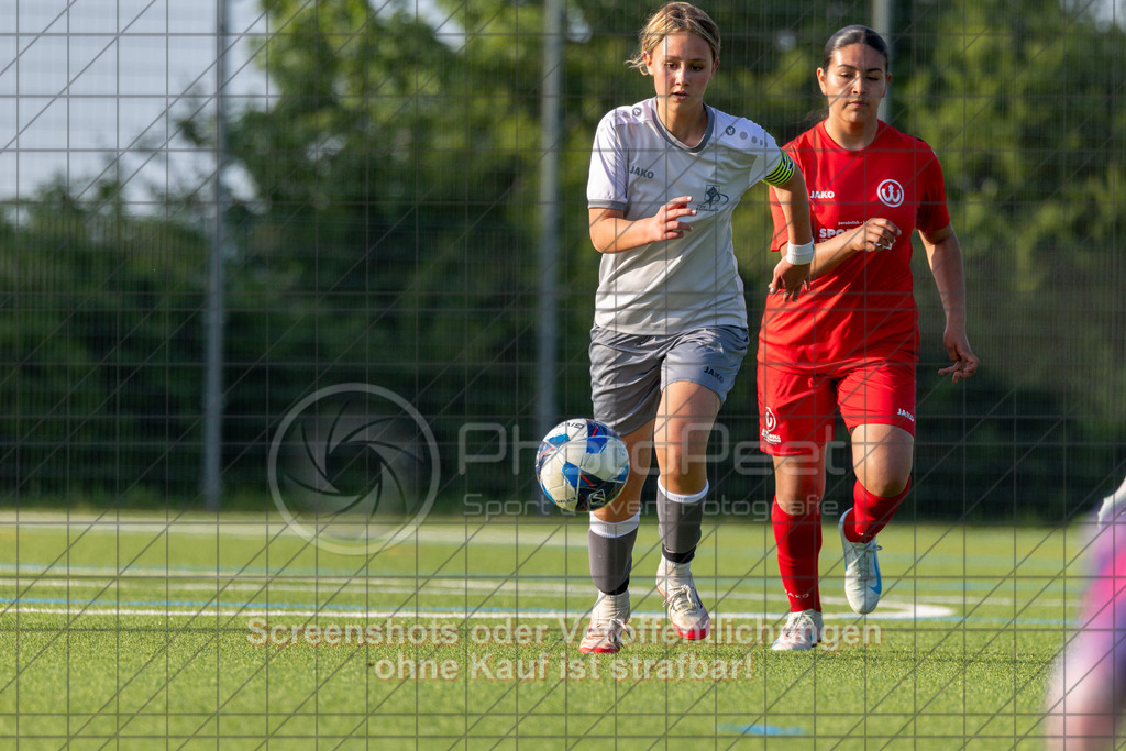 20260508_184210_0160_(c)_by_PhotoPeet | #,TSV Eschenbach (hell) vs. TSV Weilheim (rot), Fußball, C-Juniorinnen Kreisstaffel 2, Bezirk Neckar/Fils, 07.Spieltag,  Saison 2025/2026, Kunstrasenplatz, Schlater Straße, 73107 Eschenbach, 08.05.2026 - 18:30 Uhr,Foto: PhotoPeet / Sport- &amp; Eventfotografie / Peter Harich