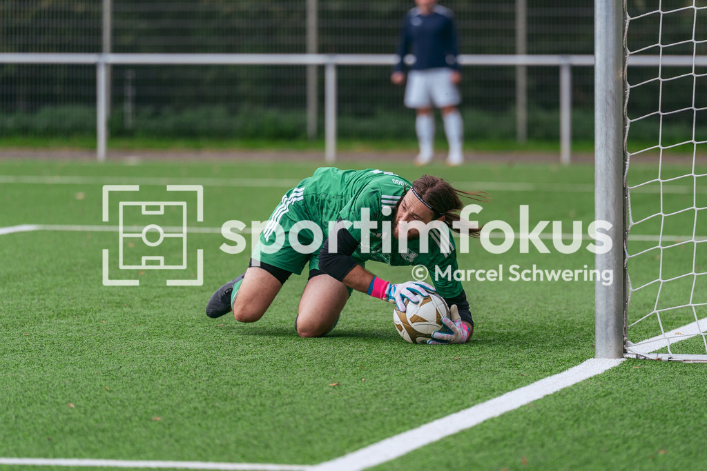 SSV Germania Wuppertal – Cronenberger SC | Leon Wilke (24, SSV Germania Wuppertal) pariert einen Elfmeter. Bezirksliga Niederrhein, Gruppe 2: SSV Germania Wuppertal gegen Cronenberger SC, Wuppertal, 11.10.2026. Endstand: 1:4. sportimfokus / Marcel Schwering - Realisiert mit Pictrs.com