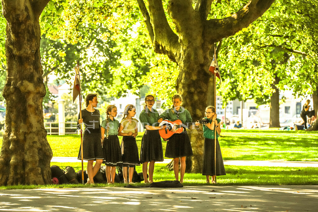 Pfadfinder in Koblenz-9253 | Diese Gruppe Pfadfinder in Koblenz habe ich in der Nähe des Deutschen Eck entdeckt. - Realisiert mit Pictrs.com
