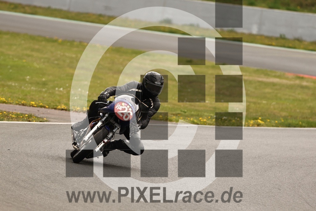 0w26-20260418_04044 | Schöne Erinnerungen an spannende Momente - das festzuhalten ist unser Job. PIXELrace.de ist seit 2003 auf den Rennstrecken Europas unterwegs um die Action draußen beim Fahren und die wunderbare Stimmung imm Fahrerlager für euch einzufangen.