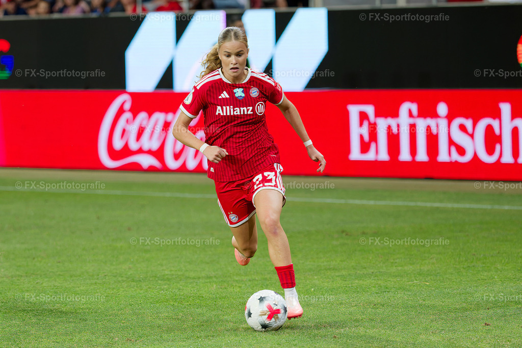 Supercup-Frauen-Bayern-Muenchen-vs-VfL-Wolfsburg 087 | Sportfotos und Eventgalerien von FX-Sportfotografie. Bilder von Fußball, Vereinsveranstaltungen und Events direkt ansehen und als Download bestellen. - Realisiert mit Pictrs.com