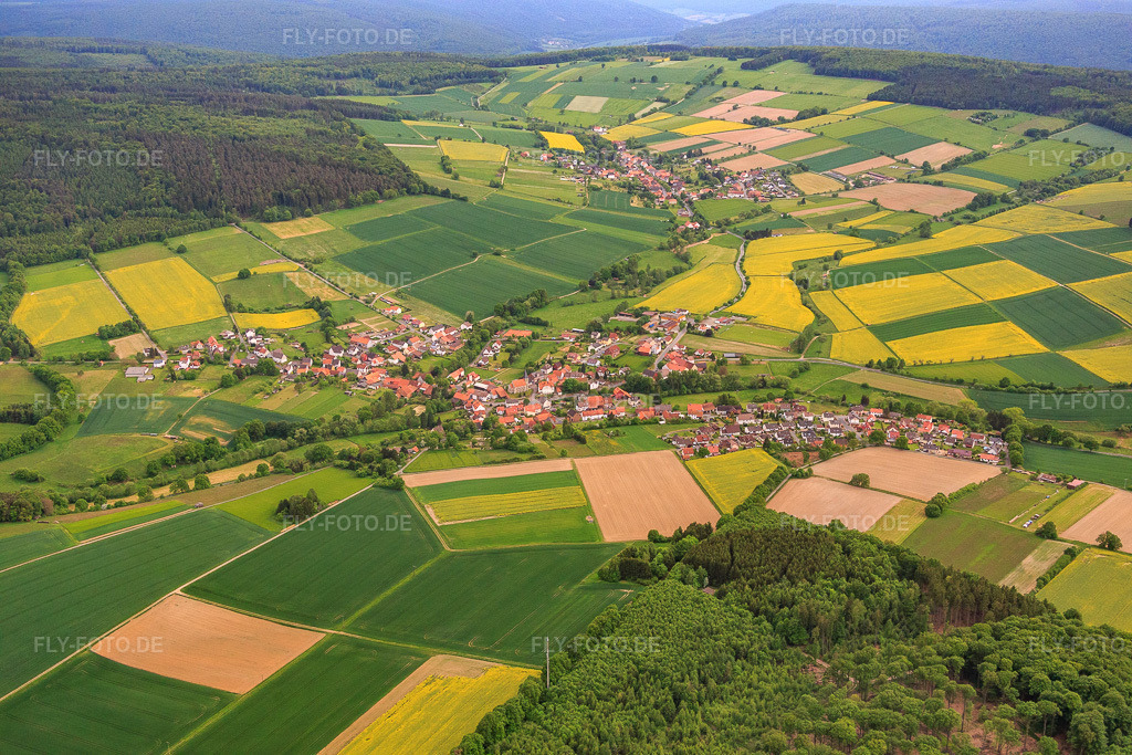Luftbild: Ortsansicht von Norden im Ortsteil Heisebeck in Wesertal im Bundesland Hessen in Deutschland. Foto: IMG_079520.jpg vom 24.05.2015 durch Werner Riehm/FLY-FOTO.de