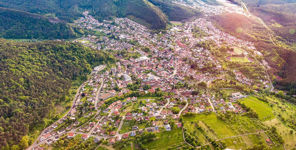 Luftbild: Stadt im Pfälzerwald aus Osten in Hauenstein im Bundesland Rheinland-Pfalz in Deutschland. Foto: IMG_57240-Bearbeitet.jpg vom 30.05.2013 durch Werner Riehm/FLY-FOTO.deAuflösung des Originals: 6795 x 3444 px