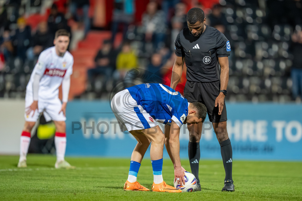 VfB Stuttgart II vs. FC Energie Cottbus, Fussball, 3.Liga, 27. Spieltag, Saison 2025/2026, 03.03.2026 | Tolcay Cigerci (FC Energie Cottbus, #10) am Elfmeterpunkt mit Schiedsrichter Assad Nouhoum,VfB Stuttgart II vs. FC Energie Cottbus, Fussball, 3.Liga, 27. Spieltag, Saison 2025/2026, 03.03.2026Foto: photosbyphips/Philip Ziegler