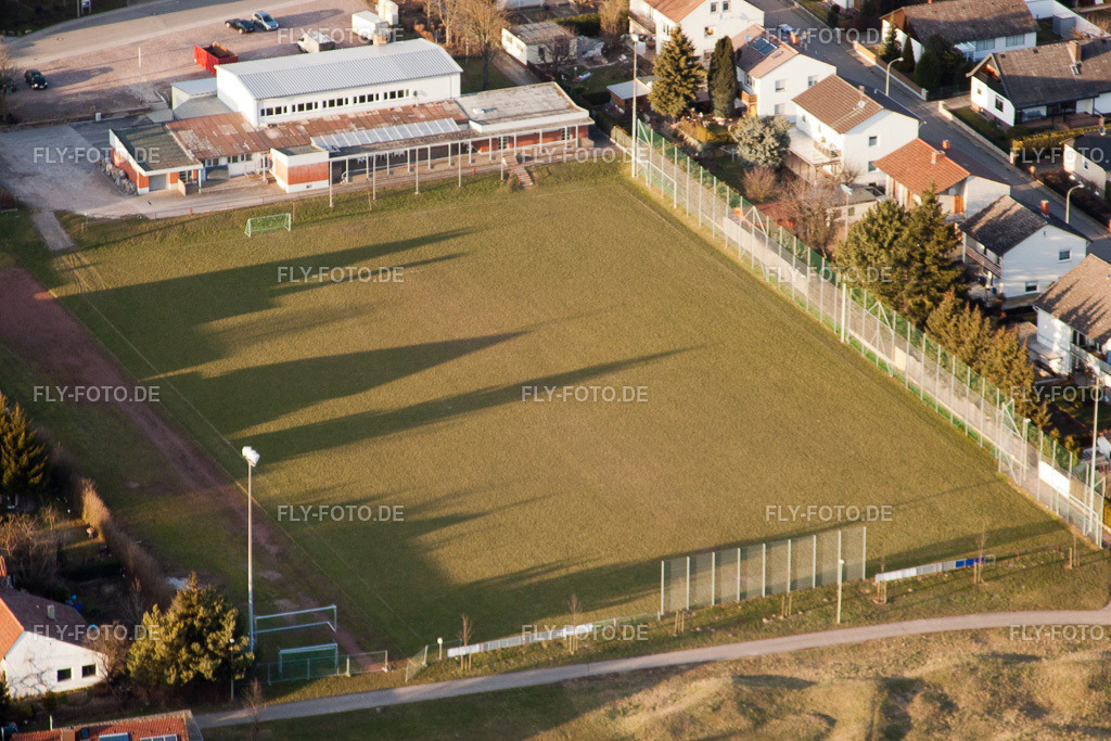 Sportplatz des SV Dammheim 1961 e. V. in der Ortsmitte http://sv-dammheim.de/ | Luftbild: Sportplatz des SV Dammheim 1961 e. V. in der Ortsmitte http://sv-dammheim.de/ im Ortsteil Dammheim in Landau im Bundesland Rheinland-Pfalz in Deutschland. Foto: IMG_24866.jpg vom 05.03.2010 durch Werner Riehm/FLY-FOTO.de - Realisiert mit Pictrs.com
