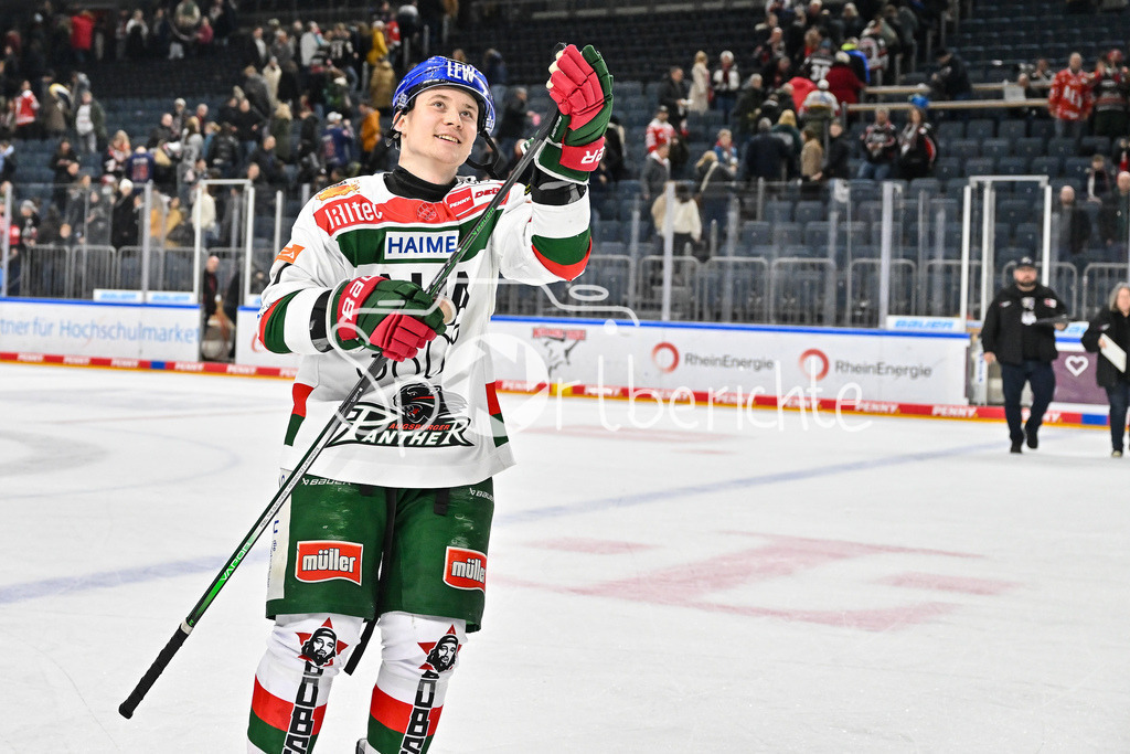 Kölner Haie - Augsburger Panther | die Panther bedanken sich bei den mitgereisten Fans nach dem Auswaertssieg in Koeln und feier zusammen den Sieg / DEL: Koelner Haie - Augsburger Panther, Lanxess Arena am 05.01.2025 / Florian ELIAS (Augsburger Panther #67)