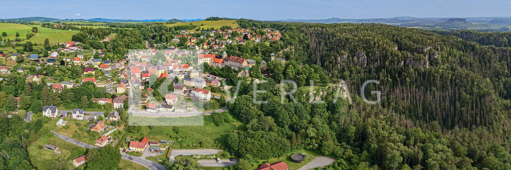 Hohnstein-Polenztal-Panorama-DJI_0003 | Oberhalb des traumhaften Polenztals liegt die Stadt Hohnstein mit seiner berühmten Burg am Rande des Nationalparks Sächsischen Schweiz - Realisiert mit Pictrs.com