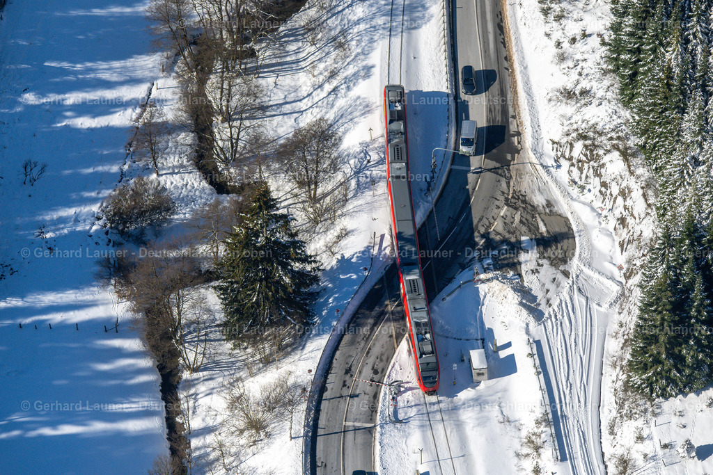 4043645 | roter Zug in verschneiter Landschaft bei Winterberg