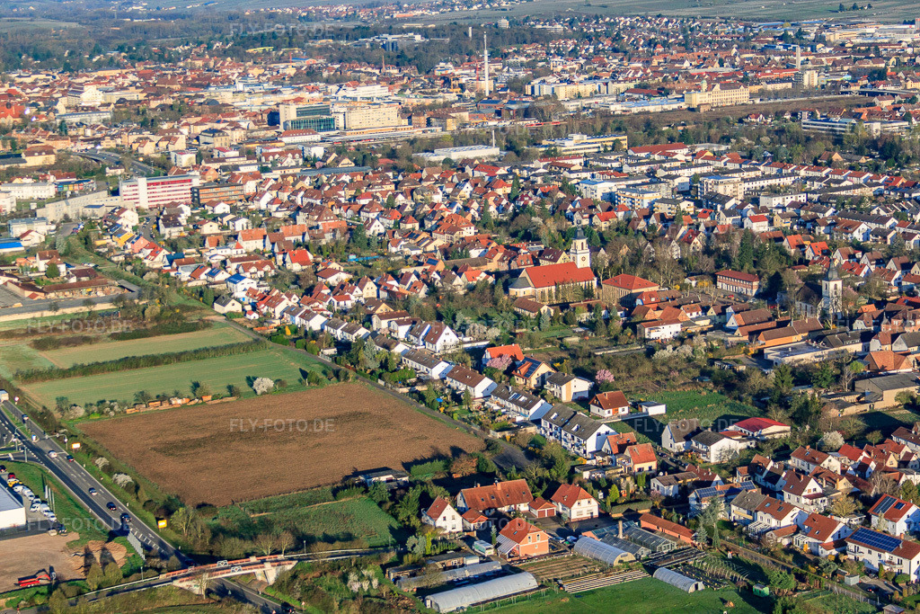 Luftbild: Breiter Weg im Ortsteil Queichheim in Landau im Bundesland Rheinland-Pfalz in Deutschland. Foto: IMG_63198.jpg vom 20.03.2014 durch Werner Riehm/FLY-FOTO.de