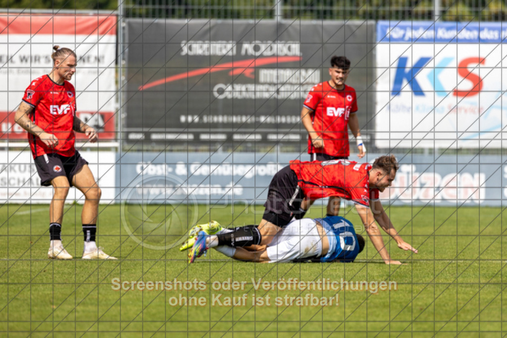 20250816_151039_0535 | #,1.Göppinger SV (rot) vs. FSV 08 Bietigheim-Bissingen (blau), Fußball, Oberliga BW, wfv, 03. Spieltag, Saison 2025/2026, Rasensportplatz Stadion SV Göppingen, Hohenstaufenstr. 116, 73033 Göppingen, 16.08.2025 - 14:00 Uhr,Foto: PhotoPeet-Sportfotografie/Peter Harich