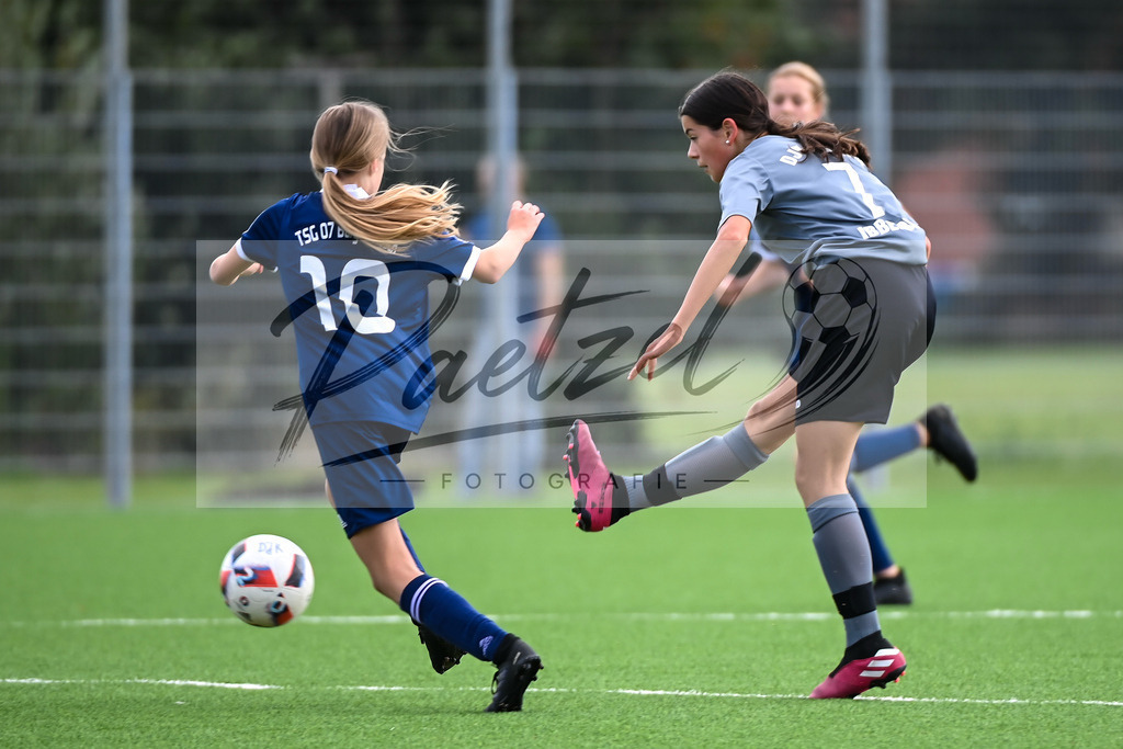 IBBGRE20200829_0029 | Fussball, C-Juniorinnen:   beim Testspiel zwischen DJK Arminia Ibbenbueren und TSG 07 Burg Gretesch im Sportzentrum Schierloh am 29.08.2020 in Ibbenbueren, Deutschland. - Realisiert mit Pictrs.com