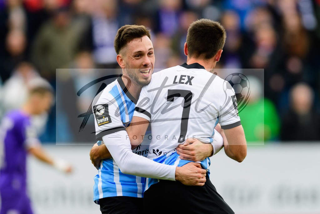 OSNTSV20211106_048 | Fussball, Herren: Stefan Lex (TSV 1860 Muenchen) Torjubel, jubelt nach seinem Treffer zum 0:1 mit Marcel Baer (TSV 1860 Muenchen) bei dem Spiel der 3. Liga zwischen VfL Osnabrueck und TSV 1860 Muenchen im Stadion an der Bremer Bruecke am 06.11.2021 in Osnanbrueck, Deutschland.DFB / DFL REGULATIONS PROHIBIT ANY USE OF PHOTOGRAPHS AS IMAGE SEQUENCES AND/OR QUASI-VIDEO. - Realisiert mit Pictrs.com