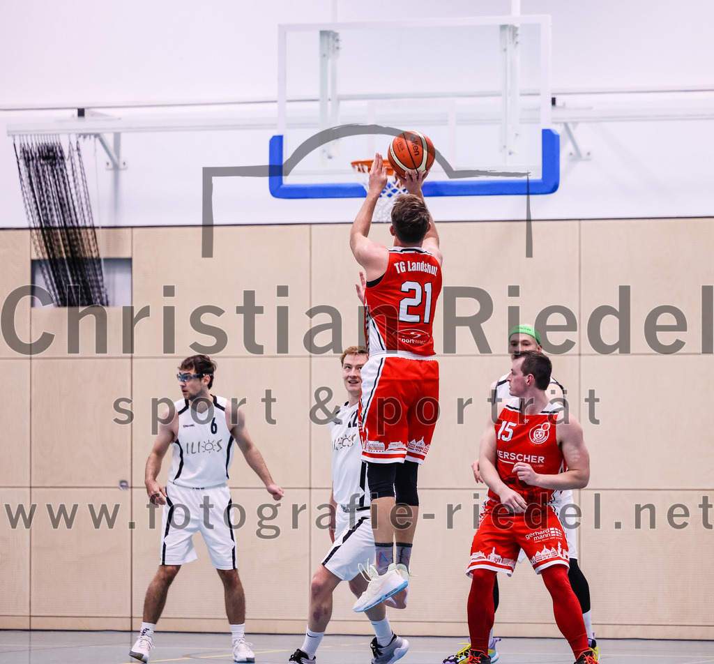2022-12-03_103_TSV_Vaterstetten_gegen_TG_Landshut | Vaterstetten, Deutschland, 03.12.2022:
Basketball, Bayernliga Herren Südost 2022 / 2023, 7. Spieltag, TSV Vaterstetten gegen TG Landshut, Endergebnis: 71:78

Maximilian Rothe (TSV Vaterstetten, #6), Alain Gales (TSV Vaterstetten, #12),  (TG Landshut, #21), Florian Meingast (TG Landshut, #15), F. Sutur (TSV Vaterstetten, #3)

Foto: Christian Riedel / fotografie-riedel.net