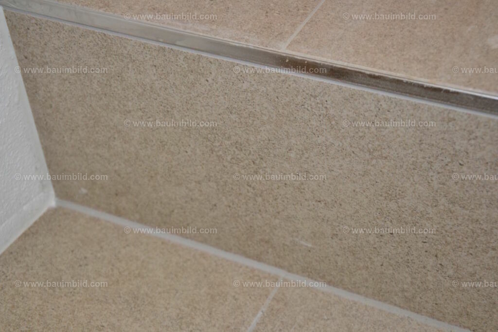 bib-lg21-fliesenlegerarbeiten-0059 | Nach LV-Leistungsgruppen sortierte Detailfotos über den Bau eines Hauses. Alle Hausbau-Bilder direkt vom Urheber und Autor der Website Haus-Selber-Bauen.com