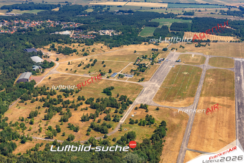 Die Luftbildaufnahme Flugplatz - Standal wurde 2018 mittels Flugzeug (keine Drohne) erstellt. Perfekte Schärfe und Druck- Auflösung- Garantiert!