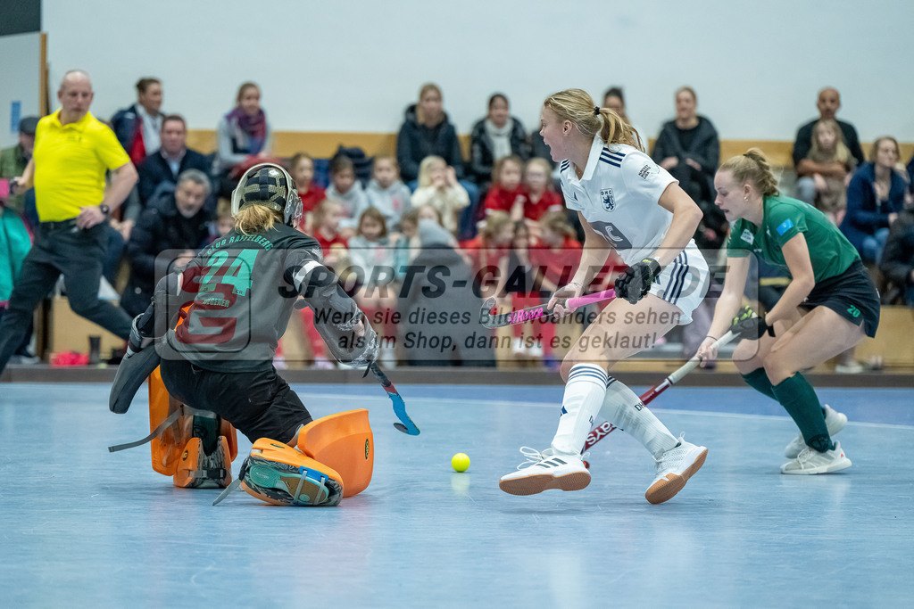 HK_20240113_107999 | 1. Bundesliga Damen Düsseldorfer HC - Club Raffelberg am 13.1.2024 DHC Halle, Düsseldorf , Sophia Wegener Torfrau ( Club Raffelberg #24 ) , Lilly Stoffelsma ( Düsseldorfer HC #50 )