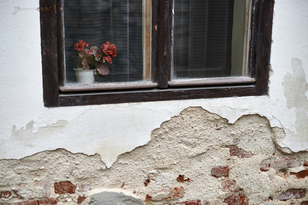 Kunststoffblumen im Fenster | Krumau, Tschechien - 20. April 2013: Kunststoffblumen im Fenster - Realisiert mit Pictrs.com
