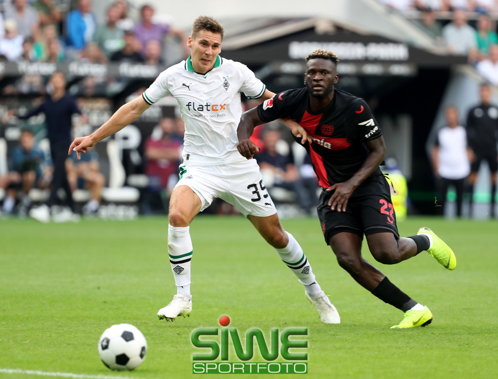 1.Fussball-Bundesliga  :  Borussia Mönchengladbach--Bayer 04 Leverkusen    2.Sptg. | 26.08.2023 Fussball,GER, Saison 2023/2024;         1.Bundesliga;   2. Spieltag;
VFL Borussia Mönchengladbach--Bayer 04 Leverkusen :   Maximilian Wöber (39/BMG) hat im Duell mit Victor Boniface (22/B04)  keine Chance.



DFL REGULATIONS PROHIBIT ANY USE OF PHOTOGRAPHS AS IMAGE SEQENCES AND/OR QUASI-VIDEO. - Realisiert mit Pictrs.com