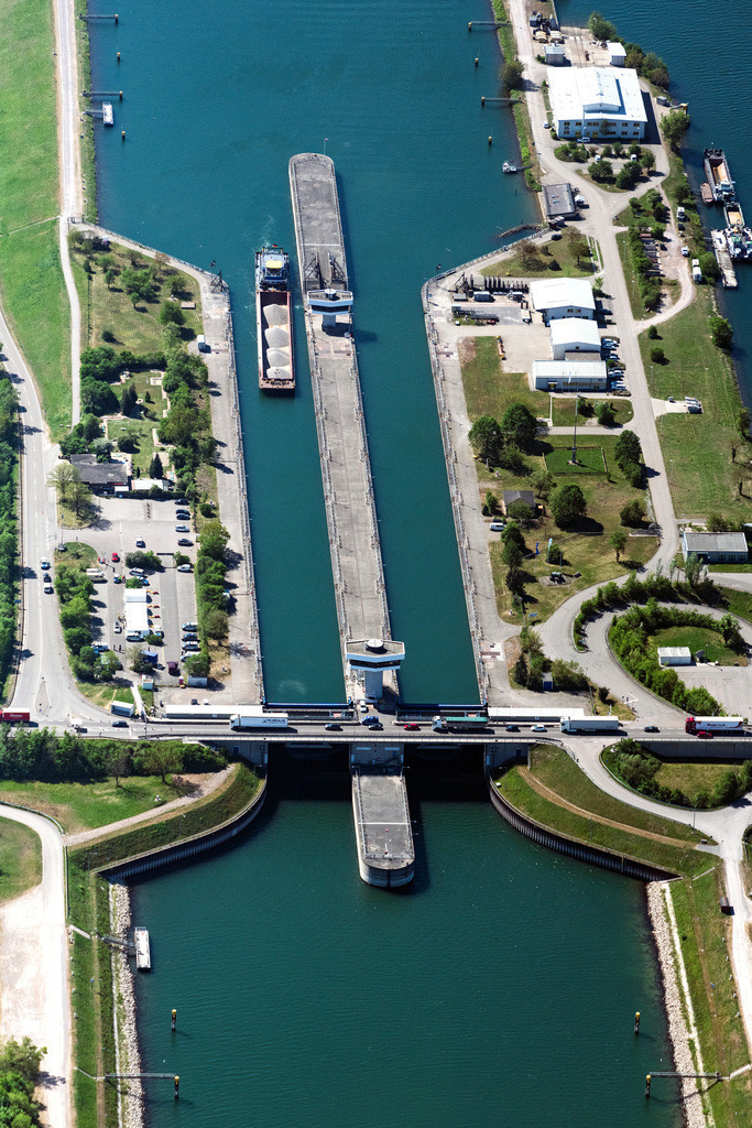 dr__0051377.jpg | IFFEZHEIM 22.04.2020 Schleusenanlagen des Wasser und Schifffahrtsamt Freiburgund der EnBW Energie Baden-Württemberg AG, Rheinkraftwerk Iffezheim am Ufer der Wasserstraße Rhein in Iffezheim im Bundesland Baden-Württemberg, Deutschland. // Locks - plants on the banks of the waterway of the Rhine EnBW Energie Baden-Wuerttemberg AG, Rheinkraftwerk Iffezheim in Iffezheim in the state Baden-Wuerttemberg, Germany. Foto: Daniel Reiter