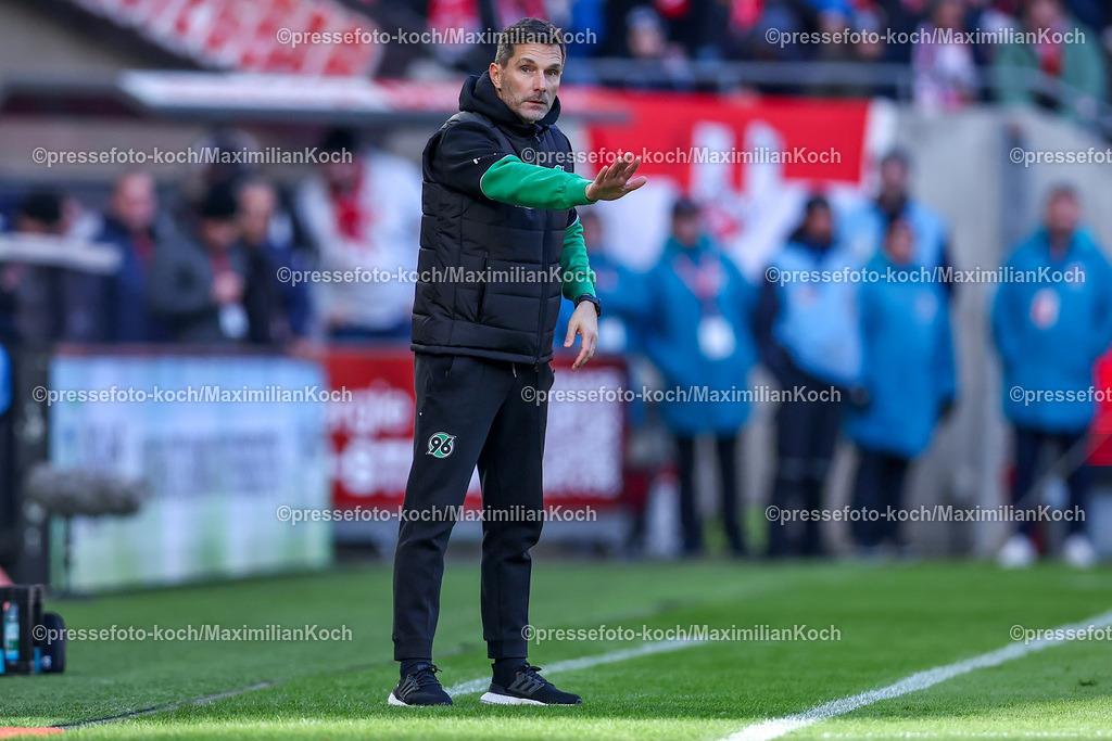 1FC30112402115 | 30.11.2024, Fußball, 1. FC Köln - Hannover 96, 2. Fußball Bundesliga, RheinEnergieSTADION, Saison 2024 2025: Trainer Stefan Leitl (Cheftrainer Hannover) steht am SpielfeldrandDFB regulations prohibit any use of photographs as image sequences and or quasi-video.