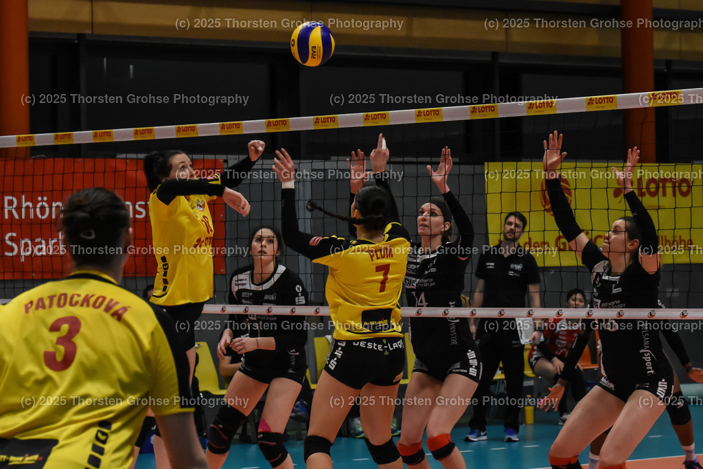 VBL VFB Suhl vs. SCHWARZ-WEISS Erfurt | (VFB Suhl) in Gelb, (Schwarz-Weiss Erfurt) in Schwarz; VBL VFB Suhl vs. SCHWARZ-WEISS Erfurt, Volleyball-Bundesliga Frauen am 17.02.2018 in der Multihalle in Meiningen, (Deutschland) - Realisiert mit Pictrs.com